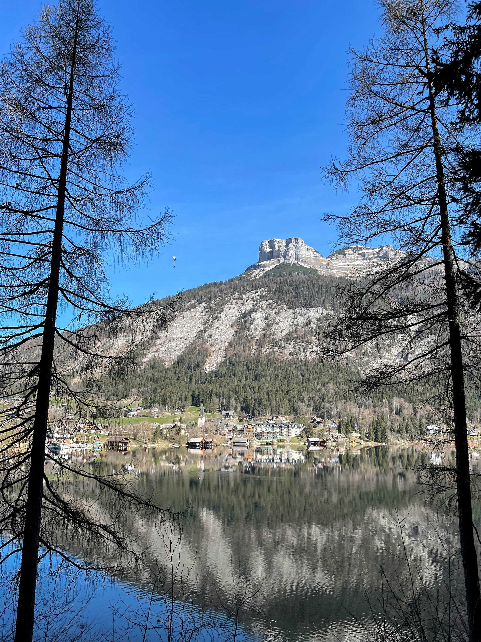 Das Grimming Alpin Apartment ist dein stilvoller Rückzugsort für einen entspannten Urlaub in einer Ferienwohnung mit Terrasse Bad Mitterndorf voller Natur, Leichtigkeit und Komfort. Zwei sonnige Terrassen, moderner Wohnstil, eigene Sauna und eine perfekte Lage zwischen Seen, Bergen und Wanderwegen machen den Sommerurlaub zu etwas ganz Besonderem. Starte direkt von der Haustür in deine Lieblingsaktivitäten – egal ob Baden, Radfahren oder einfach mal die Füße hochlegen. Ideal für Familien und Paare, die Natur und Qualität schätzen.