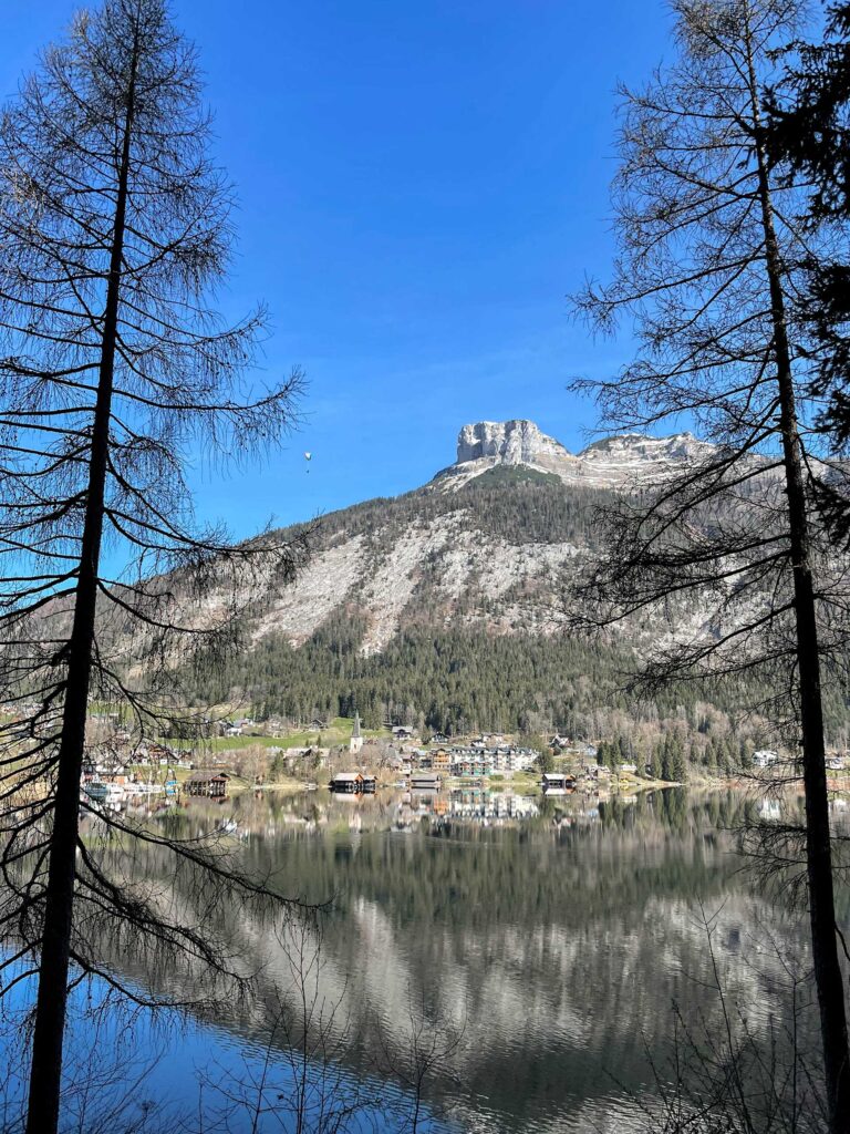Das Grimming Alpin Apartment ist dein stilvoller Rückzugsort für einen entspannten Urlaub in einer Ferienwohnung mit Terrasse Bad Mitterndorf voller Natur, Leichtigkeit und Komfort. Zwei sonnige Terrassen, moderner Wohnstil, eigene Sauna und eine perfekte Lage zwischen Seen, Bergen und Wanderwegen machen den Sommerurlaub zu etwas ganz Besonderem. Starte direkt von der Haustür in deine Lieblingsaktivitäten – egal ob Baden, Radfahren oder einfach mal die Füße hochlegen. Ideal für Familien und Paare, die Natur und Qualität schätzen.