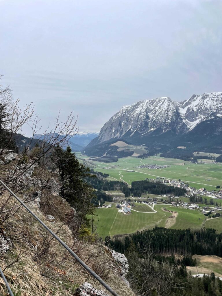 Das Grimming Alpin Apartment ist dein stilvoller Rückzugsort für einen entspannten Sommerurlaub Salzkammergut voller Natur, Leichtigkeit und Komfort. Zwei sonnige Terrassen, moderner Wohnstil, eigene Sauna und eine perfekte Lage zwischen Seen, Bergen und Wanderwegen machen den Sommerurlaub zu etwas ganz Besonderem. Starte direkt von der Haustür in deine Lieblingsaktivitäten – egal ob Baden, Radfahren oder einfach mal die Füße hochlegen. Ideal für Familien und Paare, die Natur und Qualität schätzen.
