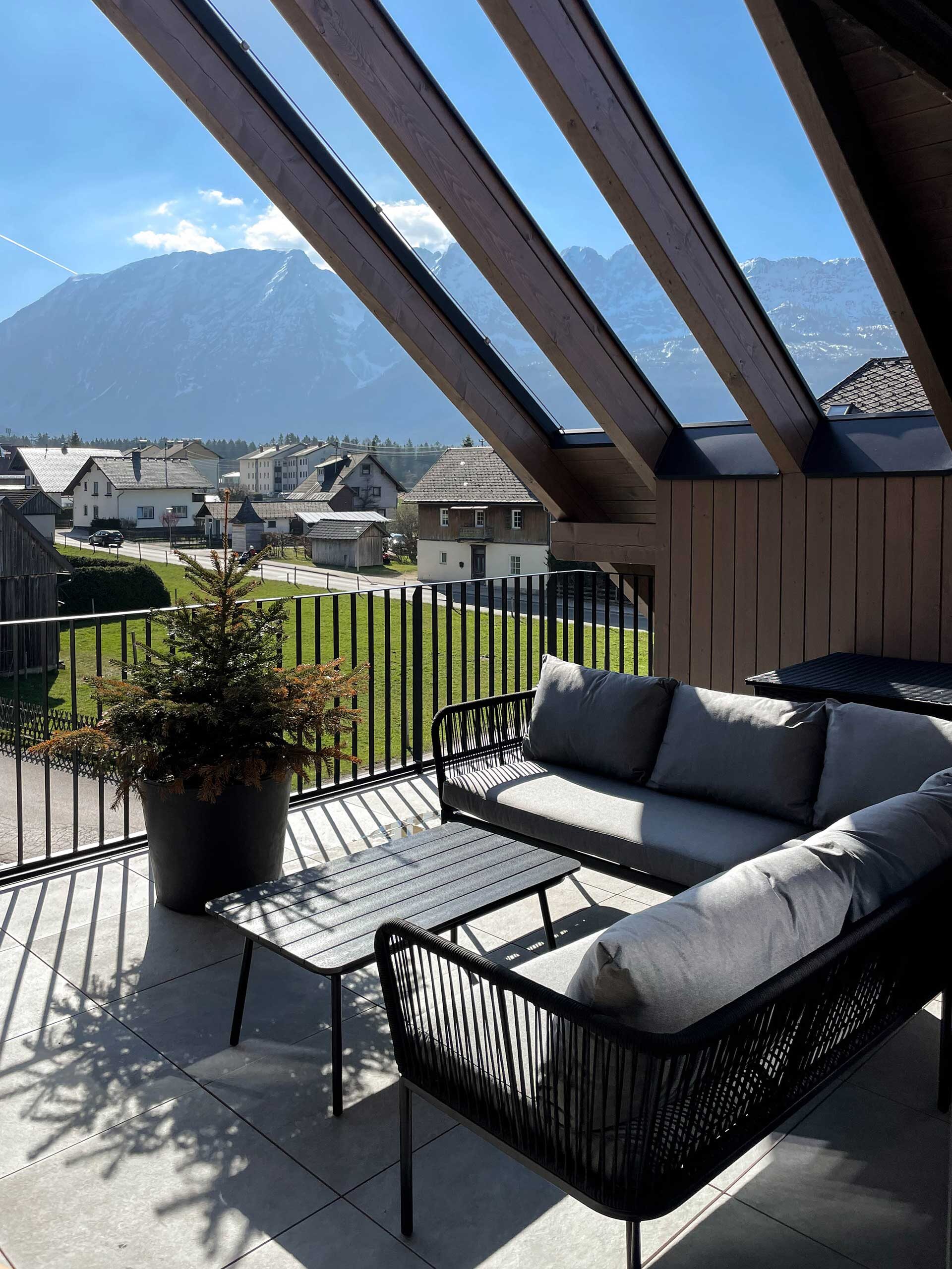 Das Grimming Alpin Apartment ist dein stilvoller Rückzugsort für einen entspannten Ferienwohnung nahe Wanderwege Bad Mitterndorf voller Natur, Leichtigkeit und Komfort. Zwei sonnige Terrassen, moderner Wohnstil, eigene Sauna und eine perfekte Lage zwischen Seen, Bergen und Wanderwegen machen den Sommerurlaub zu etwas ganz Besonderem. Starte direkt von der Haustür in deine Lieblingsaktivitäten – egal ob Baden, Radfahren oder einfach mal die Füße hochlegen. Ideal für Familien und Paare, die Natur und Qualität schätzen.