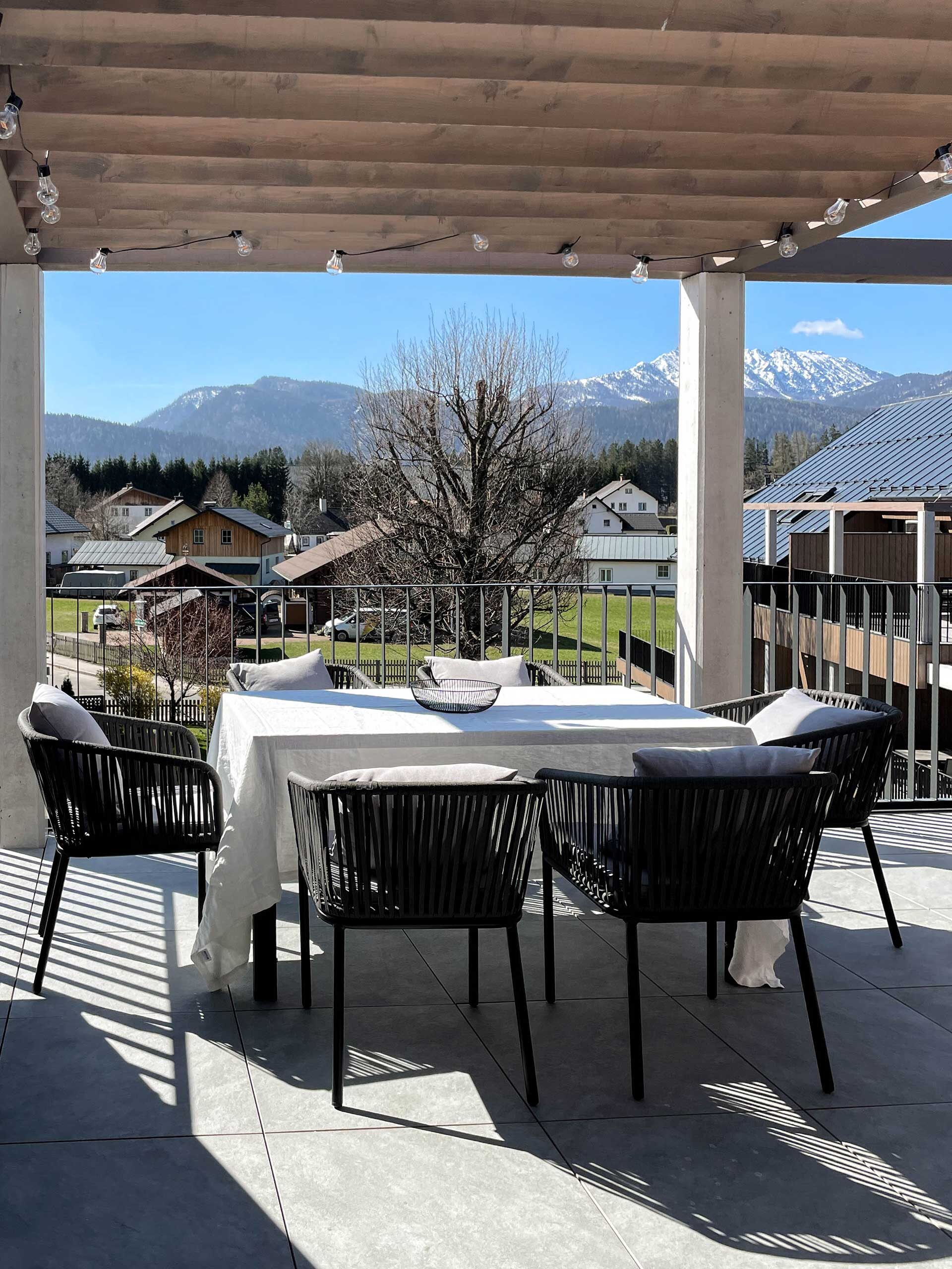 Das Grimming Alpin Apartment ist dein stilvoller Rückzugsort für einen entspannten Ferienwohnung nahe Altaussee voller Natur, Leichtigkeit und Komfort. Zwei sonnige Terrassen, moderner Wohnstil, eigene Sauna und eine perfekte Lage zwischen Seen, Bergen und Wanderwegen machen den Sommerurlaub zu etwas ganz Besonderem. Starte direkt von der Haustür in deine Lieblingsaktivitäten – egal ob Baden, Radfahren oder einfach mal die Füße hochlegen. Ideal für Familien und Paare, die Natur und Qualität schätzen.