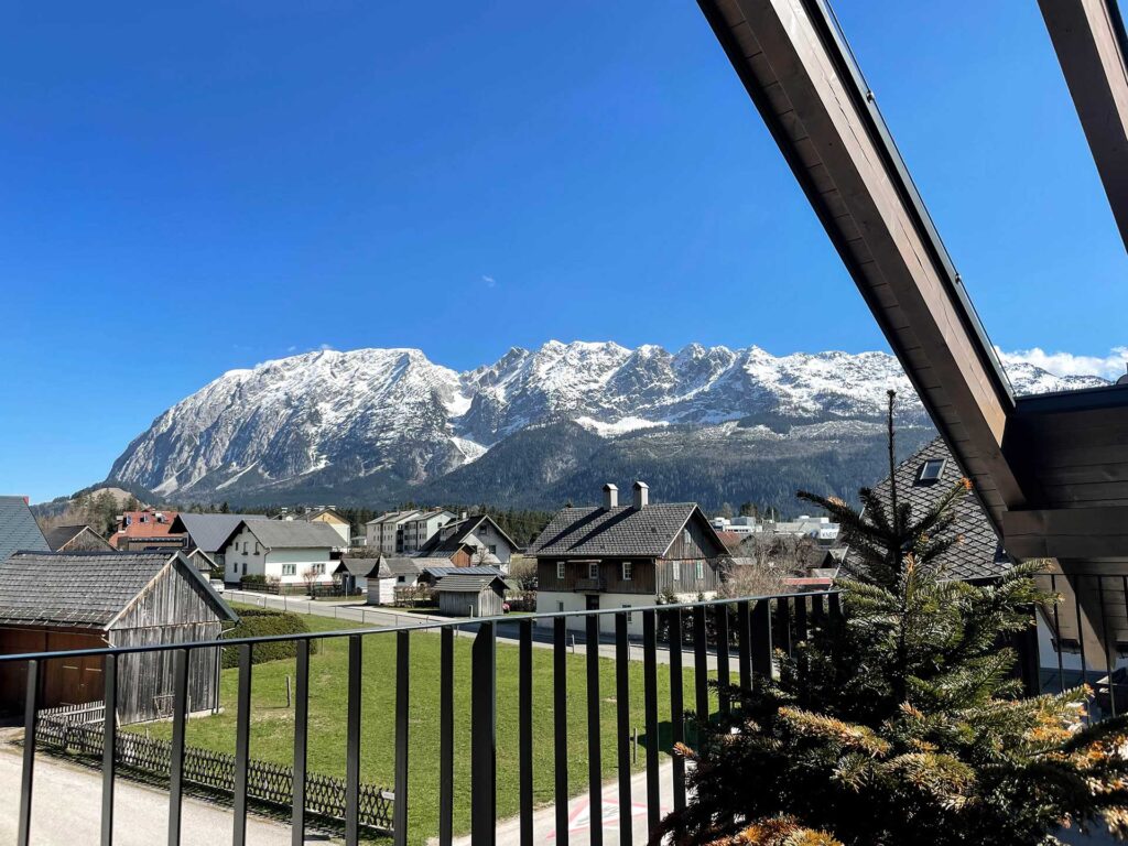 Das Grimming Alpin Apartment ist dein stilvoller Rückzugsort für einen entspannten Ferienwohnung nahe Altaussee voller Natur, Leichtigkeit und Komfort. Zwei sonnige Terrassen, moderner Wohnstil, eigene Sauna und eine perfekte Lage zwischen Seen, Bergen und Wanderwegen machen den Sommerurlaub zu etwas ganz Besonderem. Starte direkt von der Haustür in deine Lieblingsaktivitäten – egal ob Baden, Radfahren oder einfach mal die Füße hochlegen. Ideal für Familien und Paare, die Natur und Qualität schätzen.