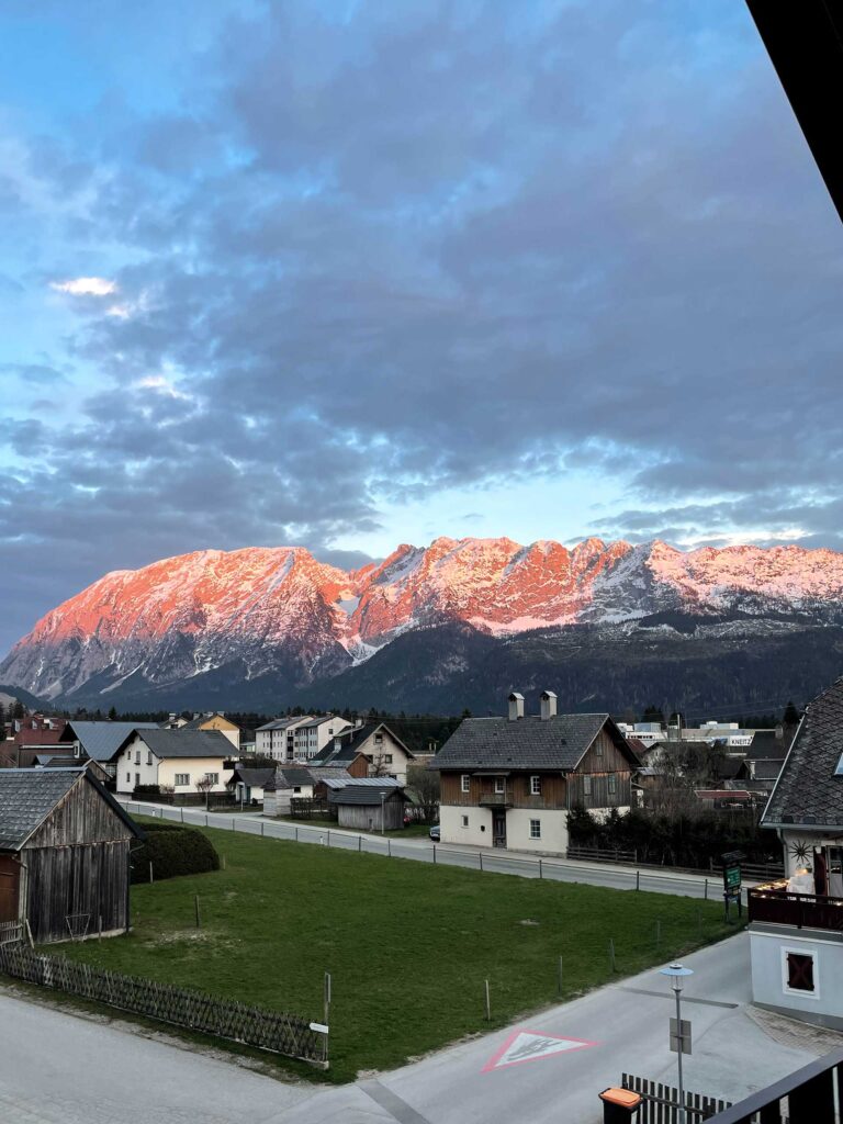 Das Grimming Alpin Apartment ist dein stilvoller Rückzugsort für einen entspannten Ferienwohnung nahe Grundlsee voller Natur, Leichtigkeit und Komfort. Zwei sonnige Terrassen, moderner Wohnstil, eigene Sauna und eine perfekte Lage zwischen Seen, Bergen und Wanderwegen machen den Sommerurlaub zu etwas ganz Besonderem. Starte direkt von der Haustür in deine Lieblingsaktivitäten – egal ob Baden, Radfahren oder einfach mal die Füße hochlegen. Ideal für Familien und Paare, die Natur und Qualität schätzen.