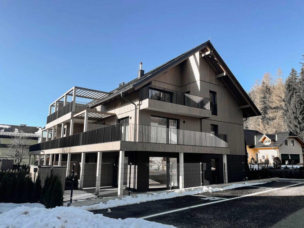 Entdecke das Grimming Alpin Apartment – dein stilvolles Zuhause auf Zeit für einen unvergesslichen Aufenthalt. Ob Ferienwohnung mit Bergblick Bad Mitterndorf oder einfach eine Auszeit in der Natur – unser modernes Apartment mit Sauna, Kamin, zwei Terrassen und E-Ladestation bietet dir alles, was du brauchst. Ideal für Paare oder Familien, die Komfort, Ruhe und alpine Aktivität schätzen.
