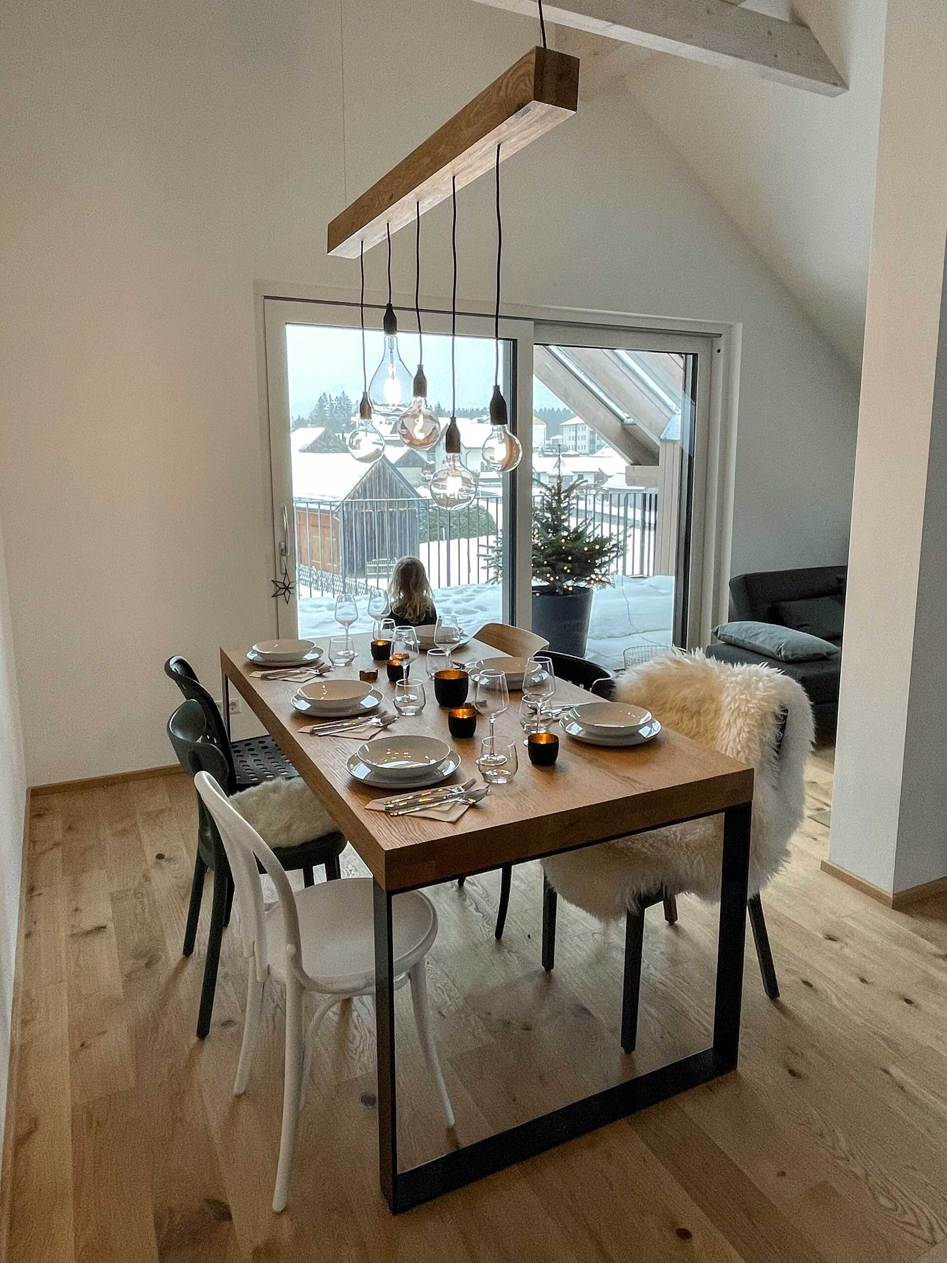 Zeit zu zweit in Bad Mitterndorf: Das Grimming Alpin Apartment ist die perfekte Ferienwohnung für Paare, die Ruhe, Natur und Design schätzen. Mit privater Sauna, kuscheligem Kamin, stilvoller Küche und zwei Terrassen ist alles da, was dein Herz begehrt. Für romantische Auszeiten mit Alpenblick.