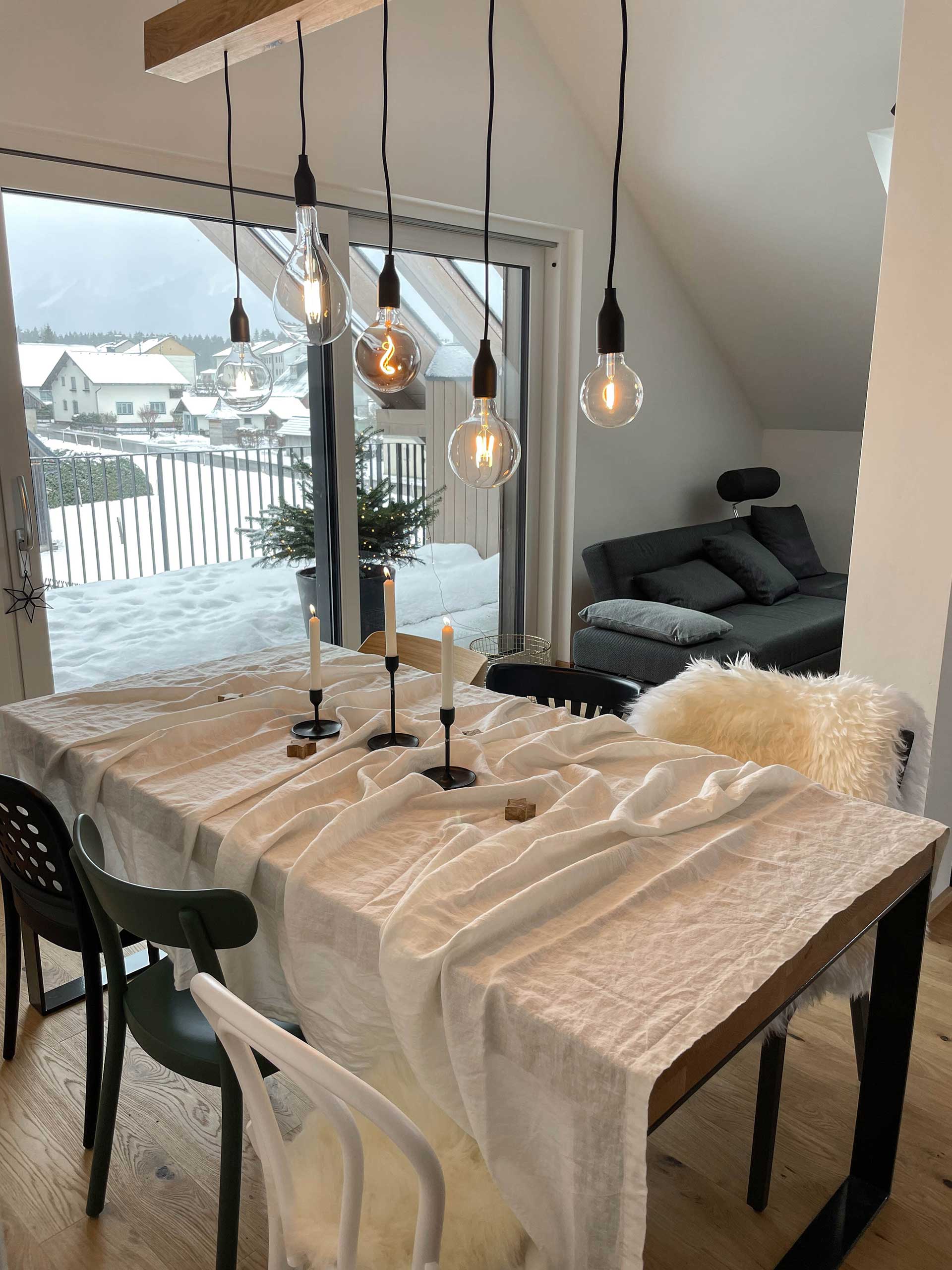 Flexibel und komfortabel: Mit unserem Keyless Entry kannst du ganz entspannt ein- und auschecken – ideal für Familien mit Kindern oder Freundesgruppen. Das Grimming Alpin Apartment vereint moderne Technik mit alpinem Charme: Sauna, Kamin, zwei Terrassen und viel Raum zum Wohlfühlen.