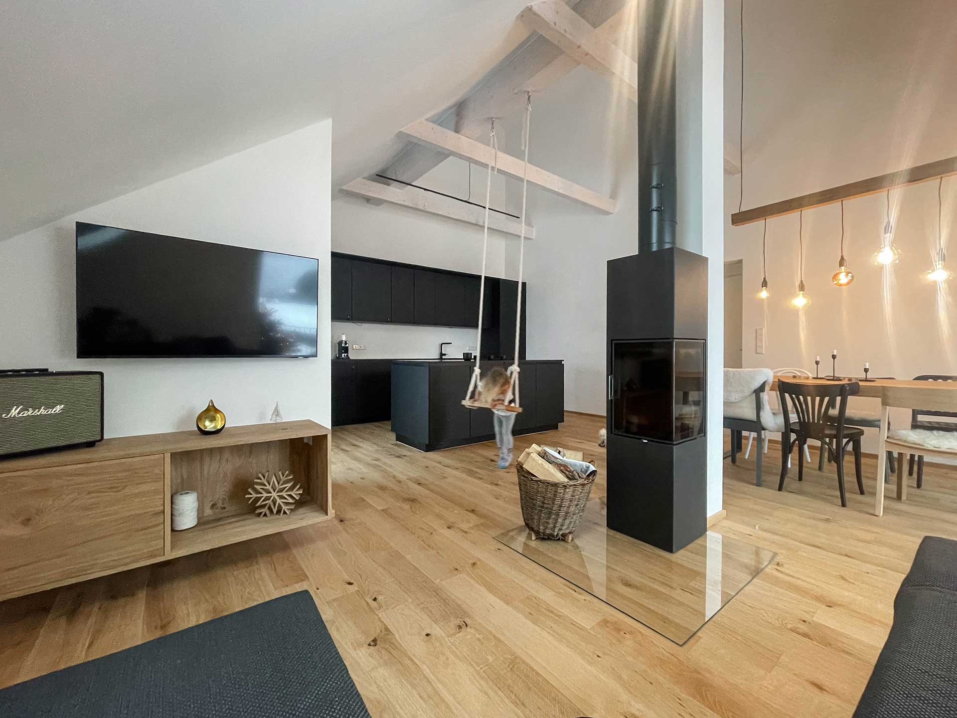 Mitten im Herzen des Salzkammerguts liegt das Grimming Alpin Apartment – dein stilvoller Rückzugsort mit Sauna, Kamin, Bergblick und top Ausgangslage für Ausflüge in die Region. Ideal für aktive Paare und Familien, die eine persönliche Unterkunft abseits vom Hotel suchen.