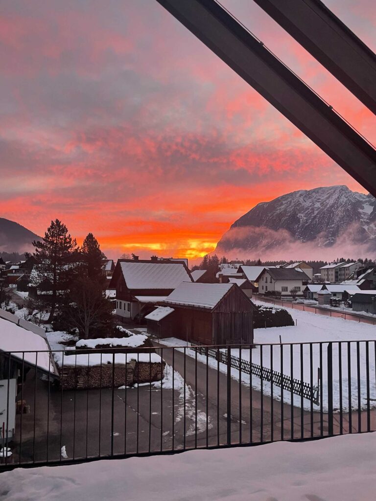 Entdecke das Grimming Alpin Apartment – dein stilvolles Zuhause auf Zeit für einen unvergesslichen Aufenthalt. Ob Ferienwohnung mit Bergblick Bad Mitterndorf oder einfach eine Auszeit in der Natur – unser modernes Apartment mit Sauna, Kamin, zwei Terrassen und E-Ladestation bietet dir alles, was du brauchst. Ideal für Paare oder Familien, die Komfort, Ruhe und alpine Aktivität schätzen.
