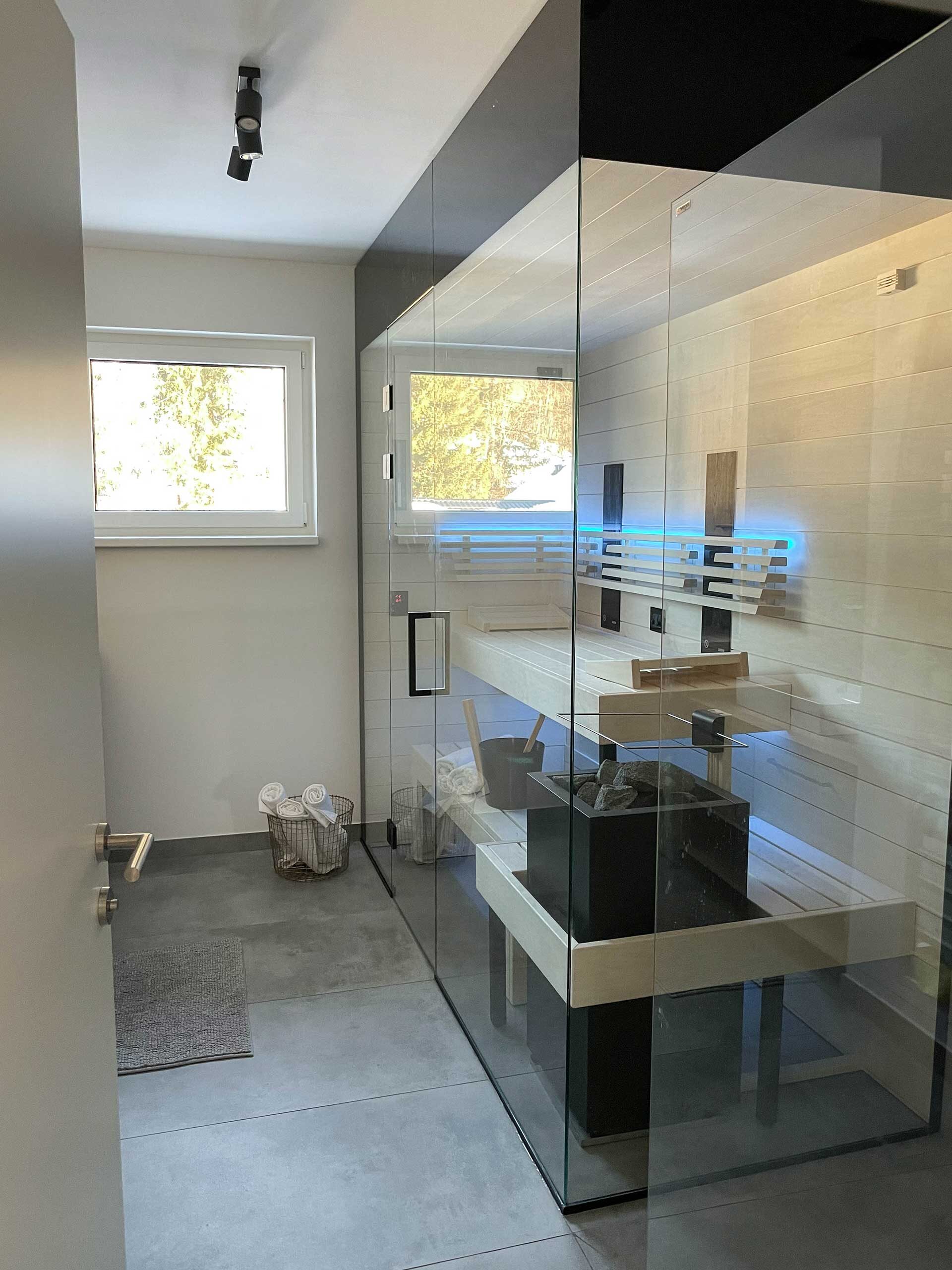 Wohnen wie daheim – nur schöner. Das Grimming Alpin Apartment schenkt dir das Gefühl von Zuhause: mit durchdachter Ausstattung, liebevollen Details, privater Sauna, Küche, zwei Terrassen und dem Blick auf den Grimming. Einfach ankommen, loslassen und genießen.