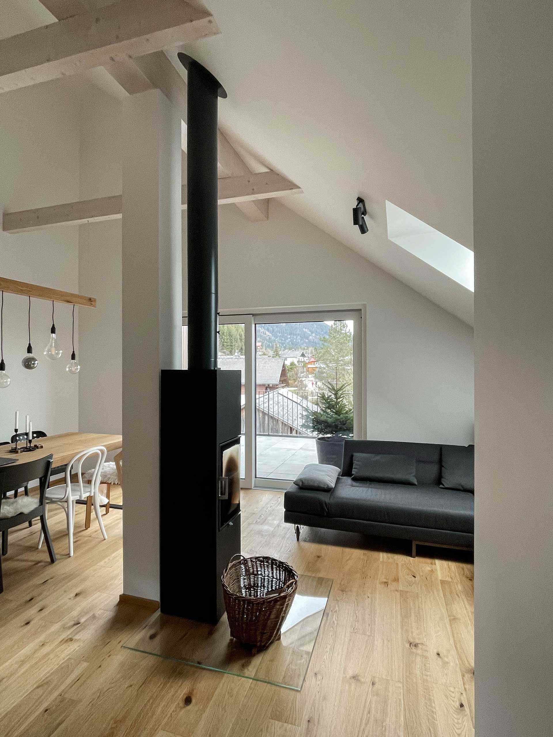 Nachhaltig unterwegs? Kein Problem! Unser Grimming Alpin Apartment bietet dir nicht nur Design und Komfort, sondern auch eine E-Ladestation direkt in der Tiefgarage. Ideal für Gäste mit Elektroauto, die Wert auf Stil, Natur und persönliche Betreuung legen.