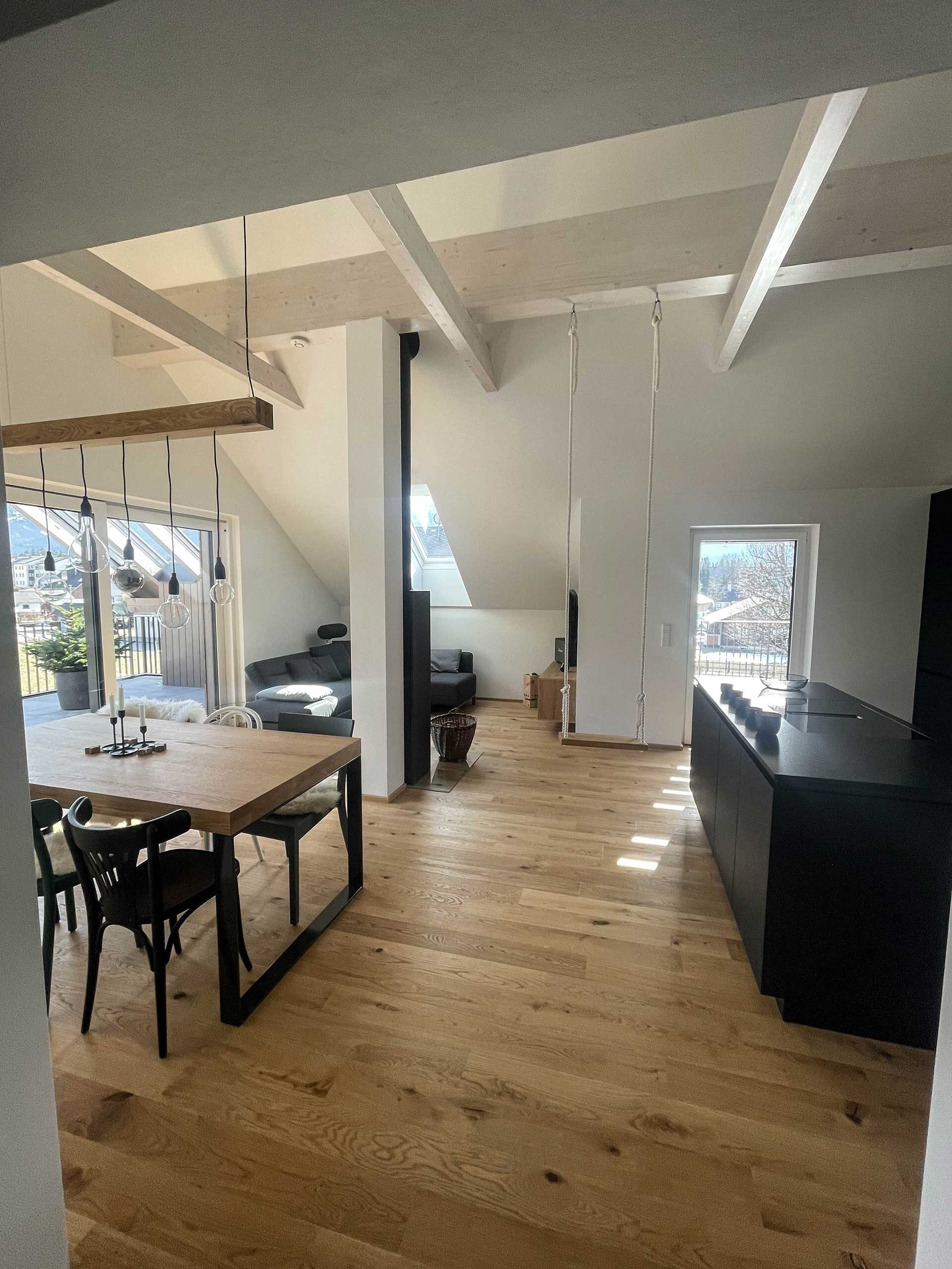 Weniger ist mehr: Das Grimming Alpin Apartment begeistert mit klarer Linie, hochwertigen Materialien und einem ruhigen Ambiente. Ideal für alle, die im Urlaub echte Entspannung suchen – mit Bergblick, Kamin, Sauna und zurückhaltend schönem Design.