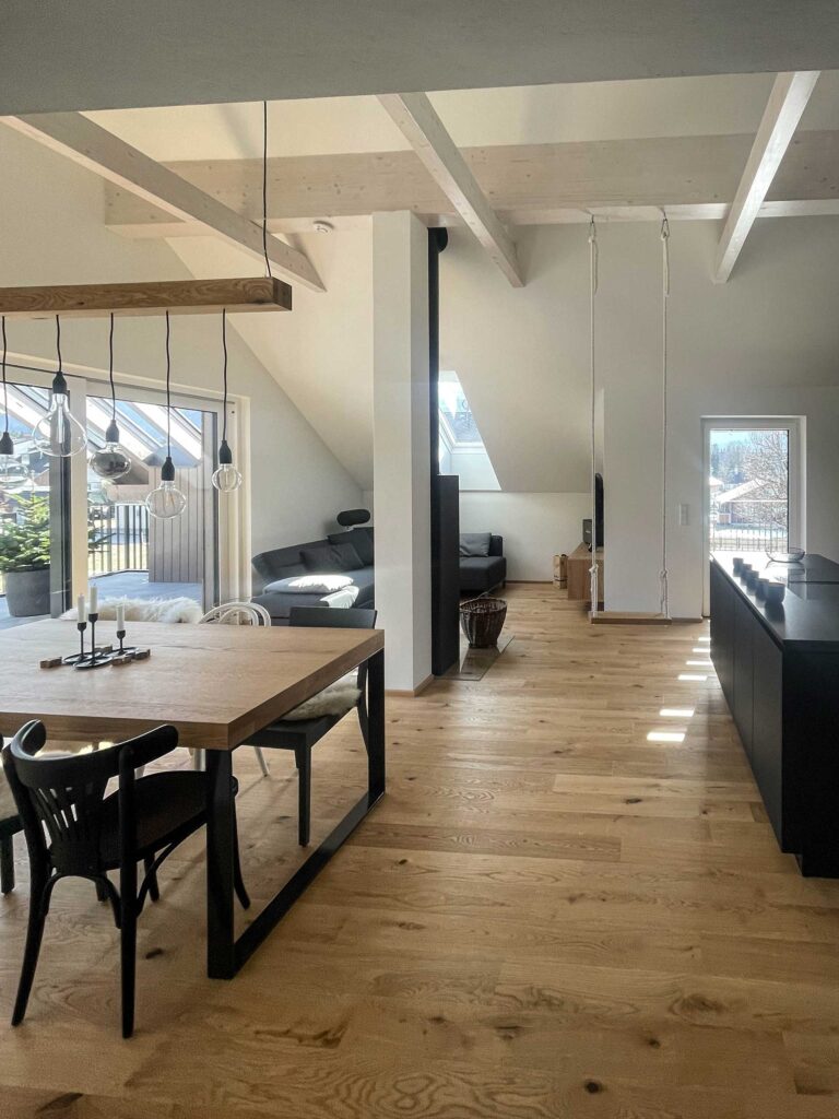 Weniger ist mehr: Das Grimming Alpin Apartment begeistert mit klarer Linie, hochwertigen Materialien und einem ruhigen Ambiente. Ideal für alle, die im Urlaub echte Entspannung suchen – mit Bergblick, Kamin, Sauna und zurückhaltend schönem Design.