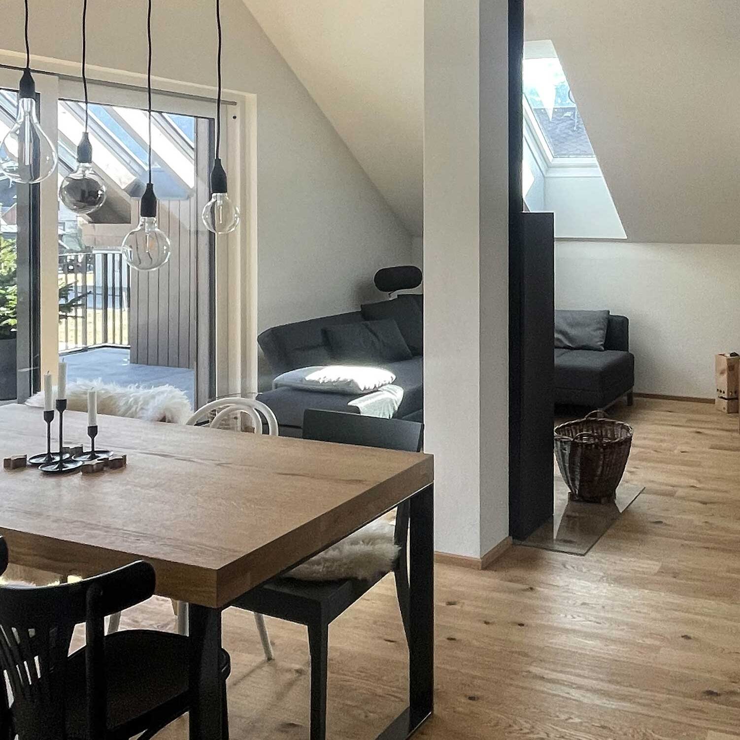 Grimming Alpin Apartment – Ferienwohnung mit Terrasse Bad Mitterndorf Frühstück mit Aussicht oder Abendsonne im Loungesessel – die zwei großzügigen Terrassen machen das Grimming Alpin Apartment zu deinem Wohlfühlort in Bad Mitterndorf. Genieße Alpenflair, Bergluft, Privatsphäre und Komfort in einem Apartment, das keine Wünsche offenlässt.