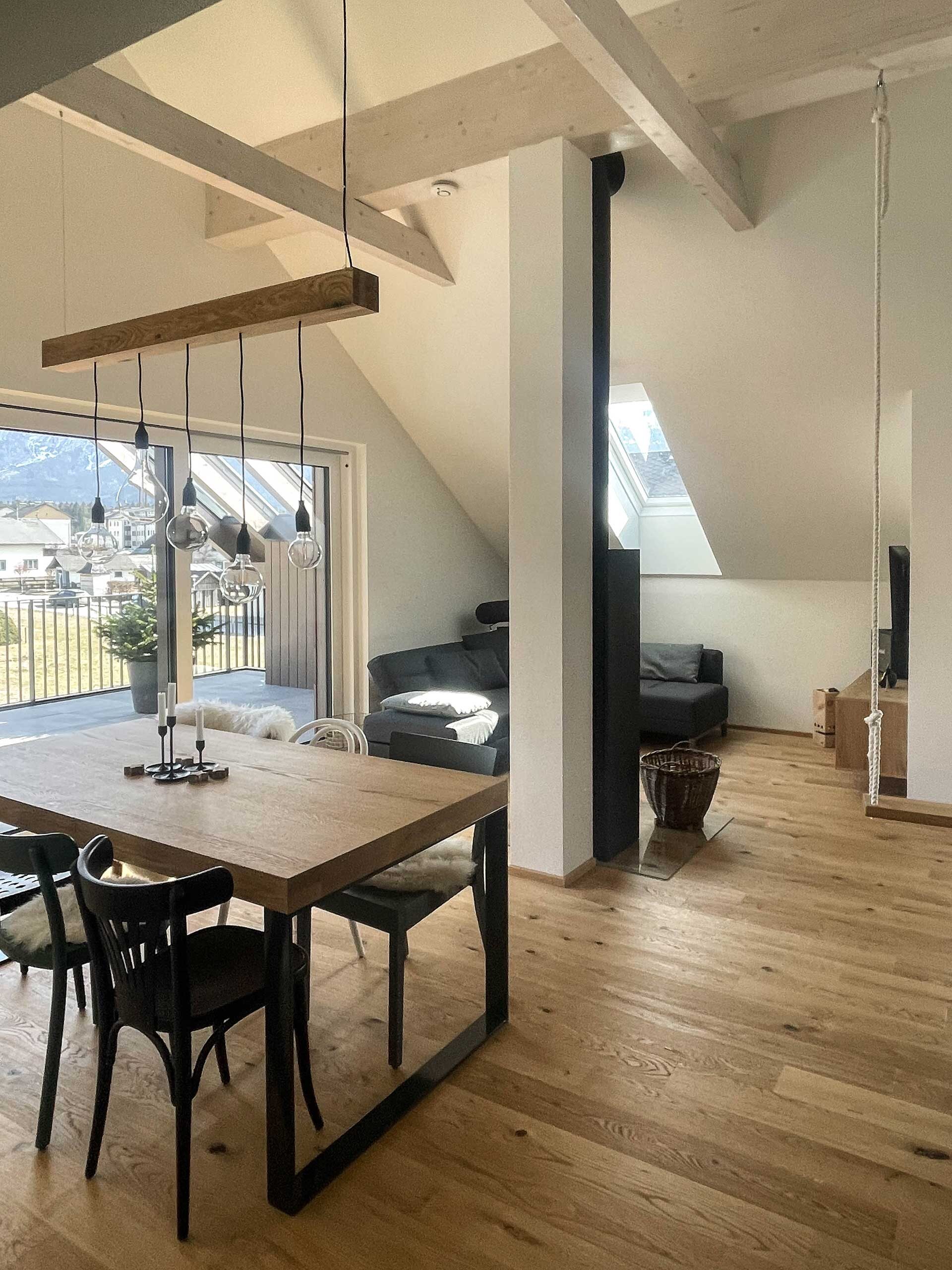 Frühstück mit Aussicht oder Abendsonne im Loungesessel – die zwei großzügigen Terrassen machen das Grimming Alpin Apartment zu deinem Wohlfühlort in Bad Mitterndorf. Genieße Alpenflair, Bergluft, Privatsphäre und Komfort in einem Apartment, das keine Wünsche offenlässt.