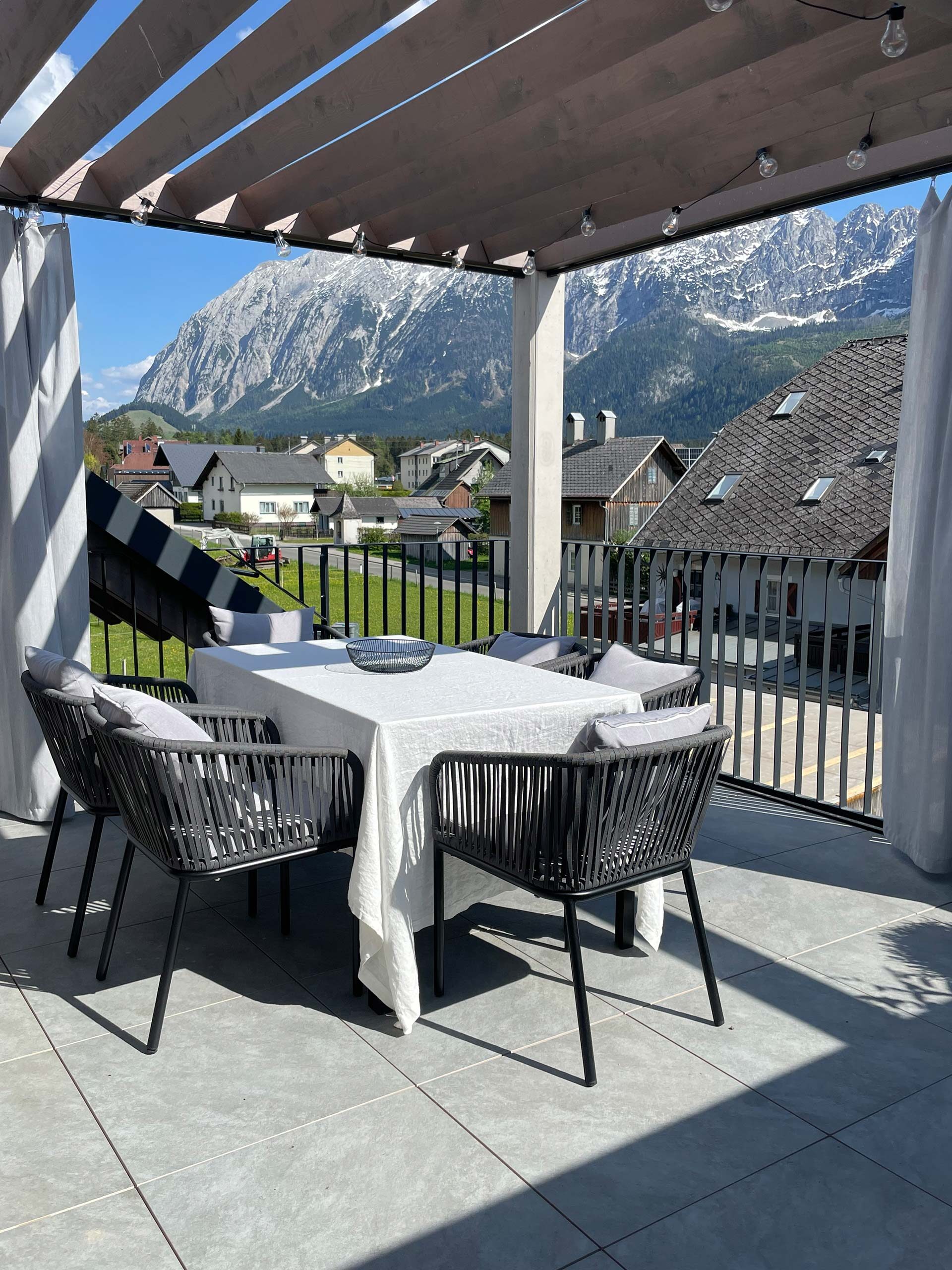 Wohnen wie daheim – nur schöner. Das Grimming Alpin Apartment schenkt dir das Gefühl von Zuhause: mit durchdachter Ausstattung, liebevollen Details, privater Sauna, Küche, zwei Terrassen und dem Blick auf den Grimming. Einfach ankommen, loslassen und genießen.