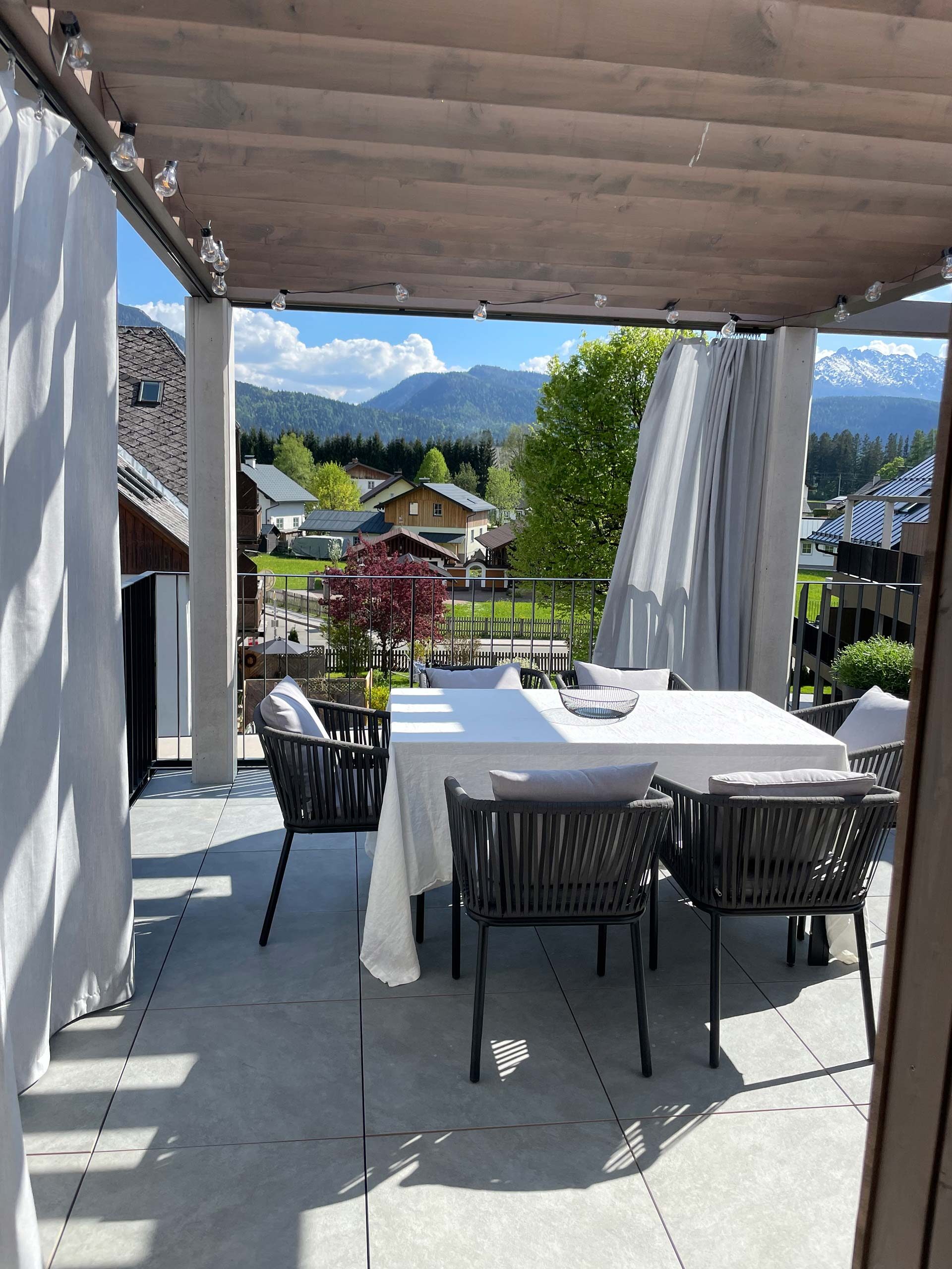 Wohnen wie daheim – nur schöner. Das Grimming Alpin Apartment schenkt dir das Gefühl von Zuhause: mit durchdachter Ausstattung, liebevollen Details, privater Sauna, Küche, zwei Terrassen und dem Blick auf den Grimming. Einfach ankommen, loslassen und genießen.