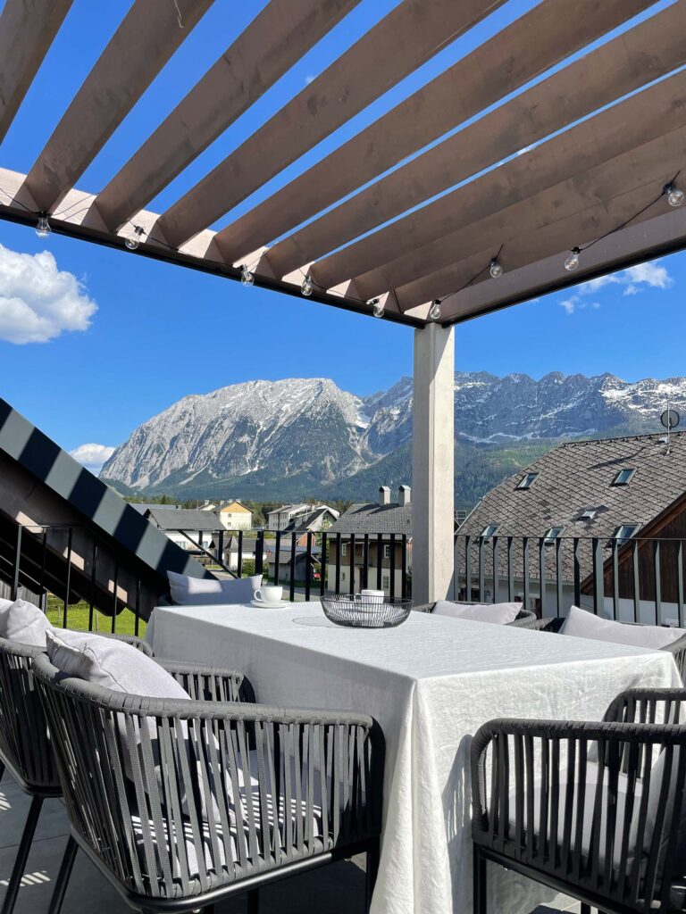 Wohnen wie daheim – nur schöner. Das Grimming Alpin Apartment schenkt dir das Gefühl von Zuhause: mit durchdachter Ausstattung, liebevollen Details, privater Sauna, Küche, zwei Terrassen und dem Blick auf den Grimming. Einfach ankommen, loslassen und genießen.