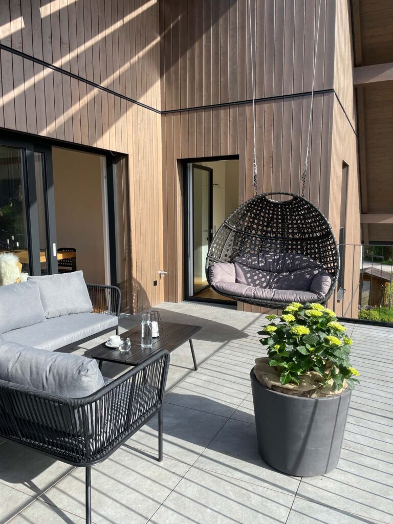 Das Grimming Alpin Apartment ist dein stilvoller Rückzugsort für einen entspannten Ferienwohnung nahe Grundlsee voller Natur, Leichtigkeit und Komfort. Zwei sonnige Terrassen, moderner Wohnstil, eigene Sauna und eine perfekte Lage zwischen Seen, Bergen und Wanderwegen machen den Sommerurlaub zu etwas ganz Besonderem. Starte direkt von der Haustür in deine Lieblingsaktivitäten – egal ob Baden, Radfahren oder einfach mal die Füße hochlegen. Ideal für Familien und Paare, die Natur und Qualität schätzen.