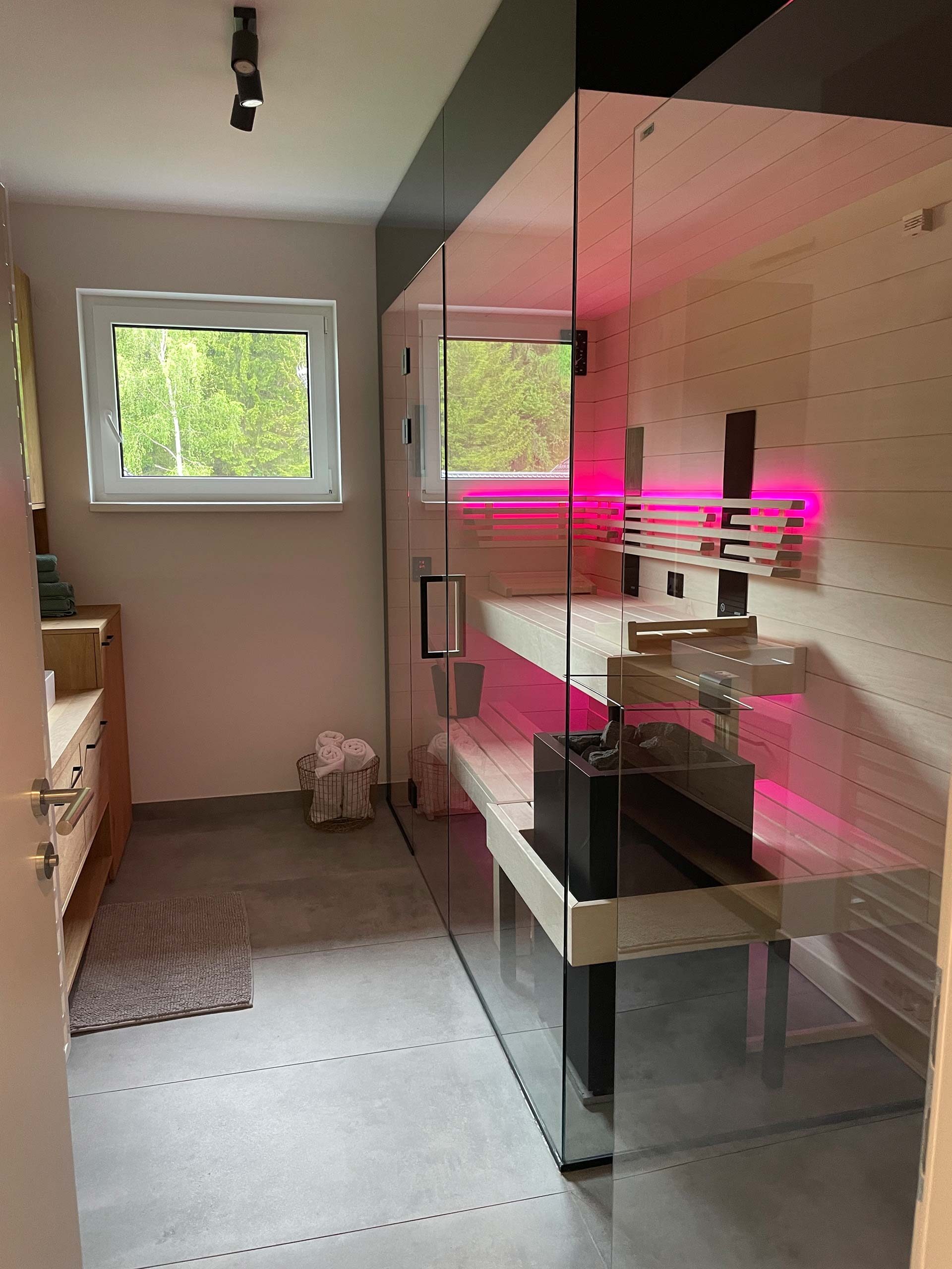 Luxus in den Alpen: Das Grimming Alpin Apartment bietet modernes Design, alpine Ruhe und hochwertigen Komfort. Kamin, Sauna, E-Ladestation, Bibliothek und zwei Terrassen mit atemberaubendem Grimmingblick – ideal für Gäste, die Privatsphäre, Stil und Natur lieben. Direkt buchen und persönlich betreut werden.