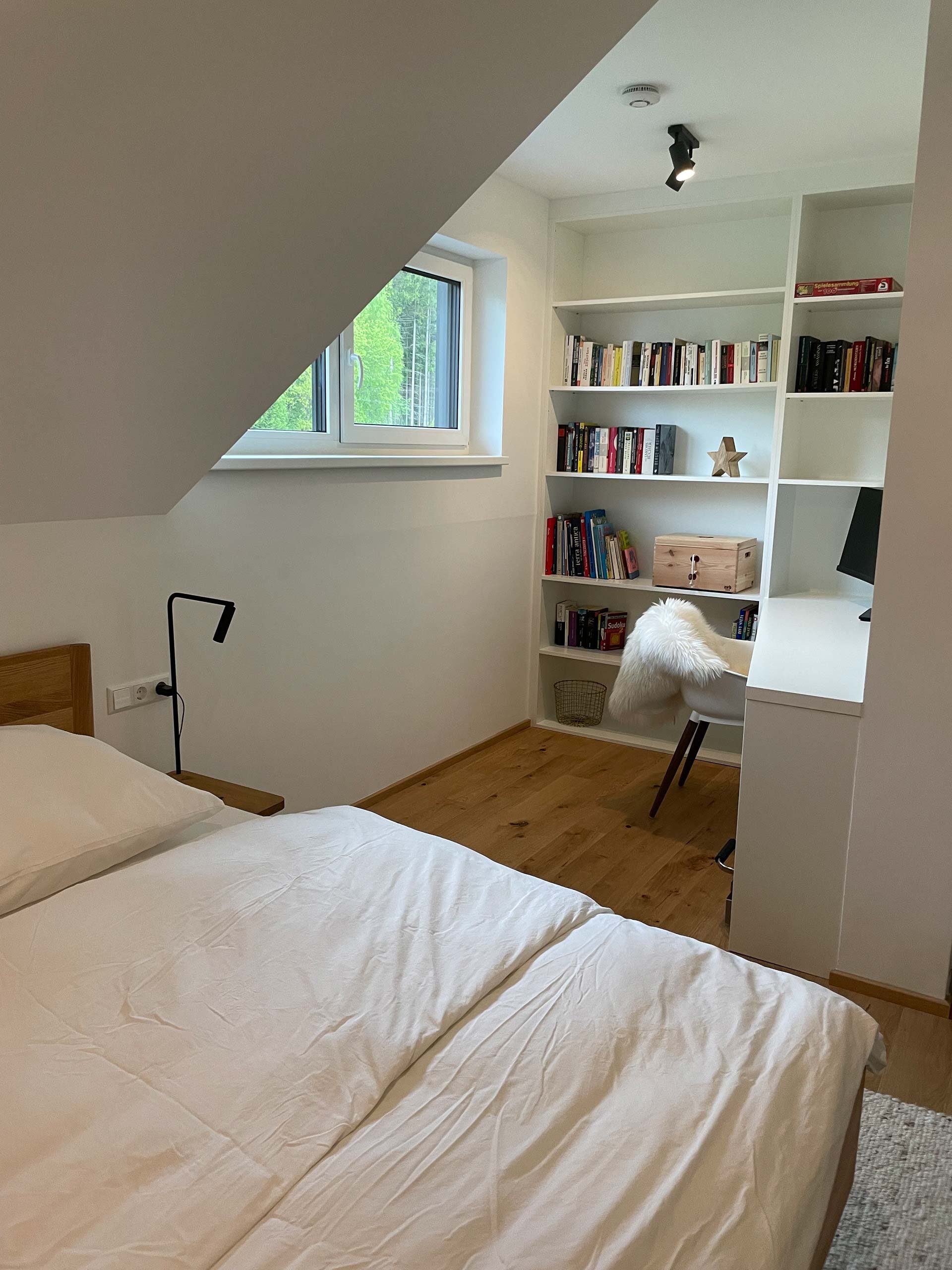 Das Grimming Alpin Apartment ist dein stilvoller Rückzugsort für einen entspannten Urlaub in einer Ferienwohnung nahe Wanderwege Bad Mitterndorf voller Natur, Leichtigkeit und Komfort. Zwei sonnige Terrassen, moderner Wohnstil, eigene Sauna und eine perfekte Lage zwischen Seen, Bergen und Wanderwegen machen den Sommerurlaub zu etwas ganz Besonderem. Starte direkt von der Haustür in deine Lieblingsaktivitäten – egal ob Baden, Radfahren oder einfach mal die Füße hochlegen. Ideal für Familien und Paare, die Natur und Qualität schätzen.