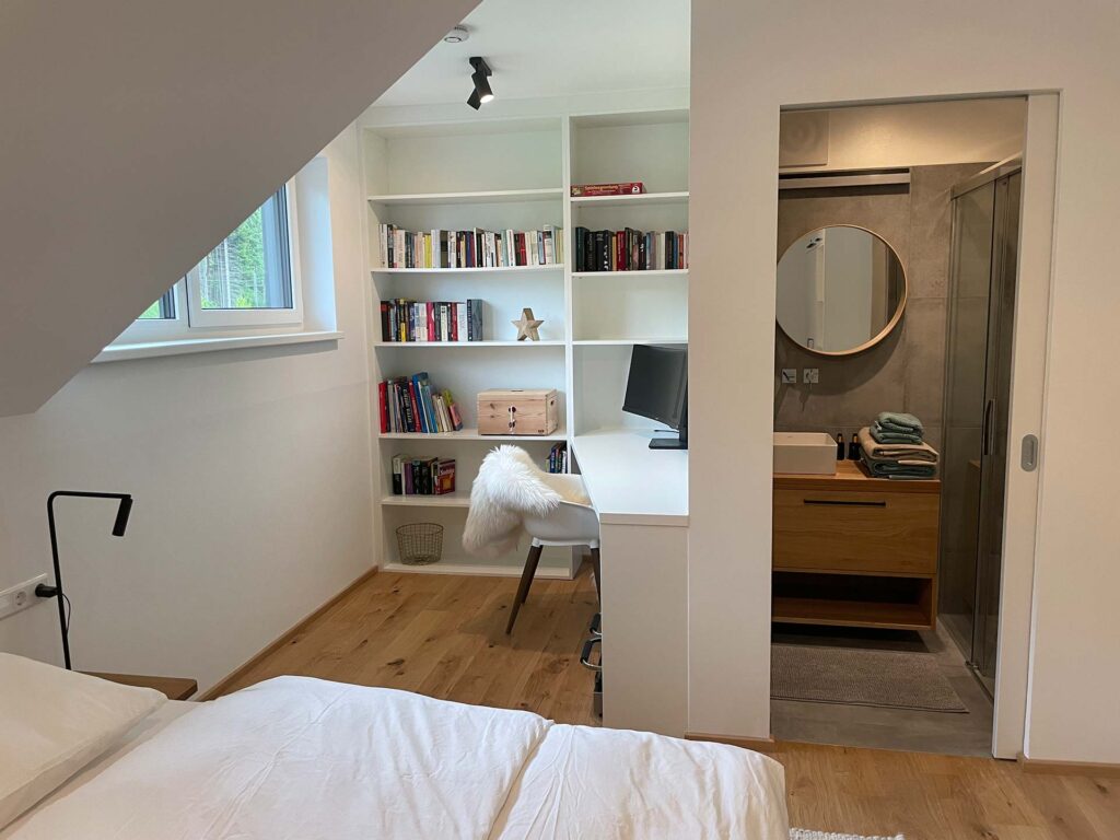Das Grimming Alpin Apartment ist dein stilvoller Rückzugsort für einen entspannten Urlaub in einer Ferienwohnung nahe Wanderwege Bad Mitterndorf voller Natur, Leichtigkeit und Komfort. Zwei sonnige Terrassen, moderner Wohnstil, eigene Sauna und eine perfekte Lage zwischen Seen, Bergen und Wanderwegen machen den Sommerurlaub zu etwas ganz Besonderem. Starte direkt von der Haustür in deine Lieblingsaktivitäten – egal ob Baden, Radfahren oder einfach mal die Füße hochlegen. Ideal für Familien und Paare, die Natur und Qualität schätzen.